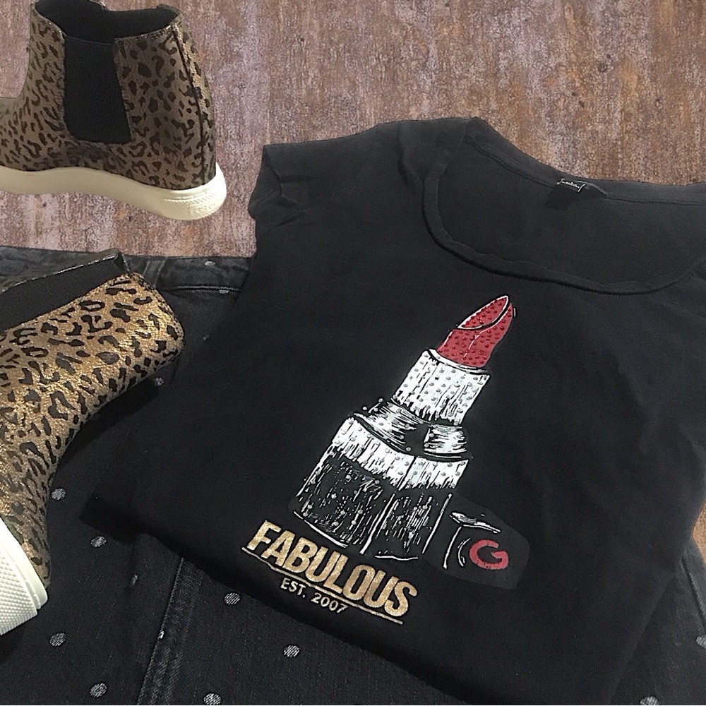 GUESS Capped Sleeve Rhinestone Lipstick Graphic Baby Tee